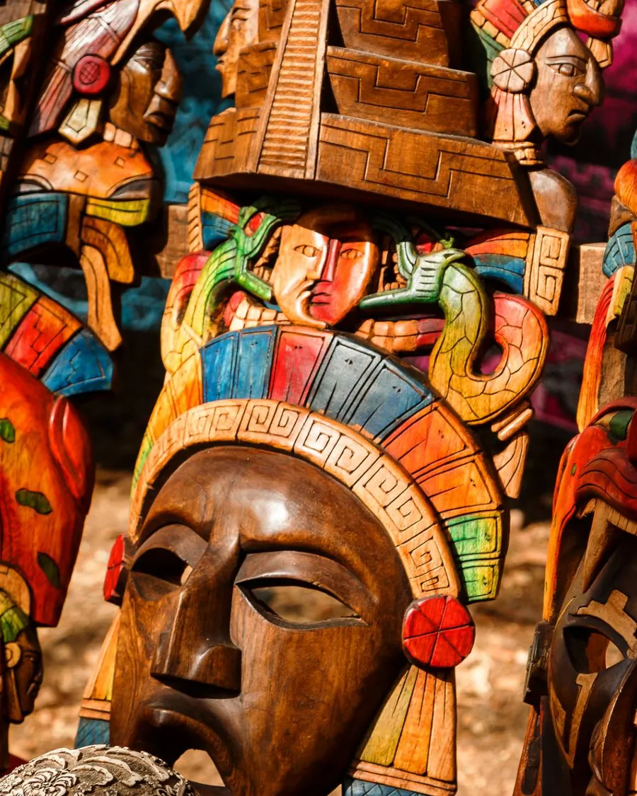 Máscaras de madera talladas y pintadas con motivos prehispánicos